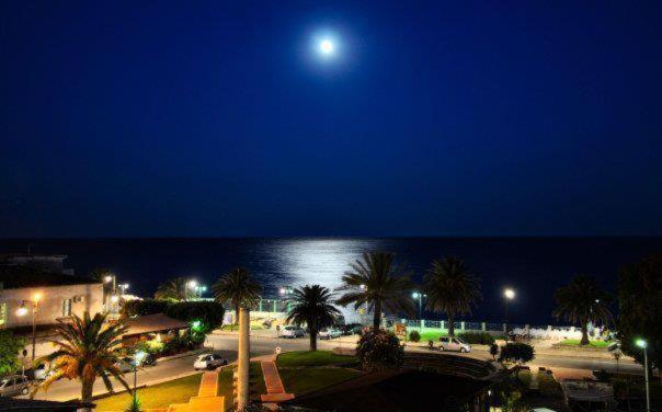 Hotel Mediterraneo Roccella Ionica Buitenkant foto