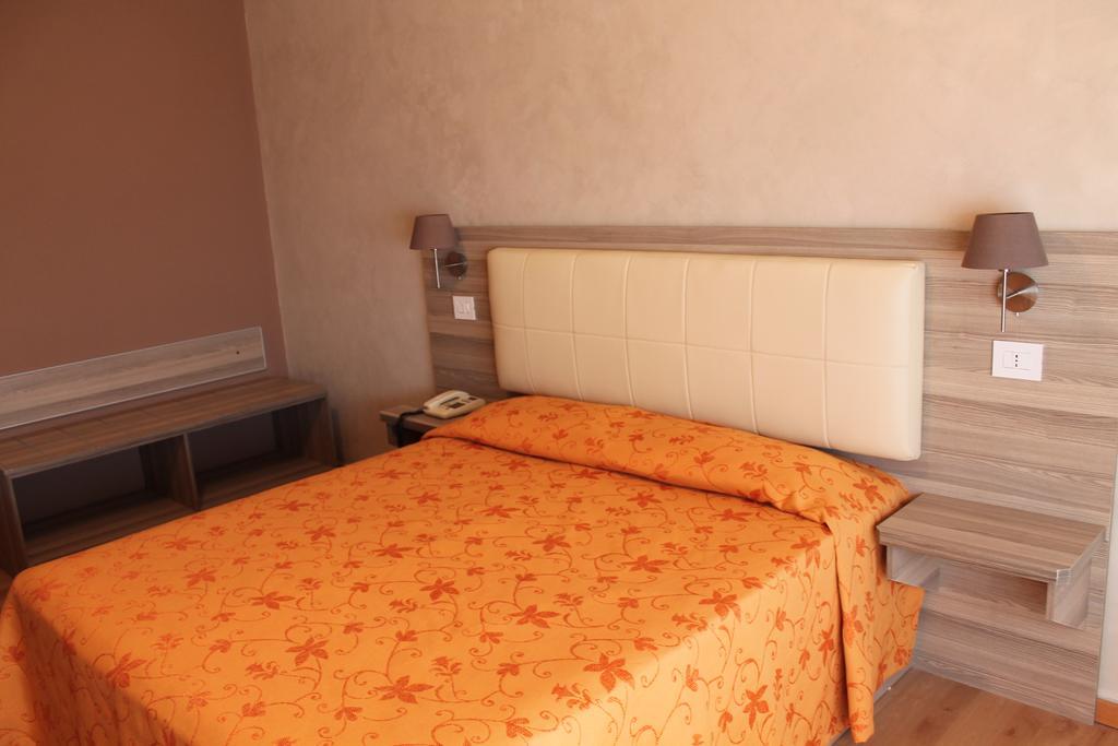 Hotel Mediterraneo Roccella Ionica Buitenkant foto