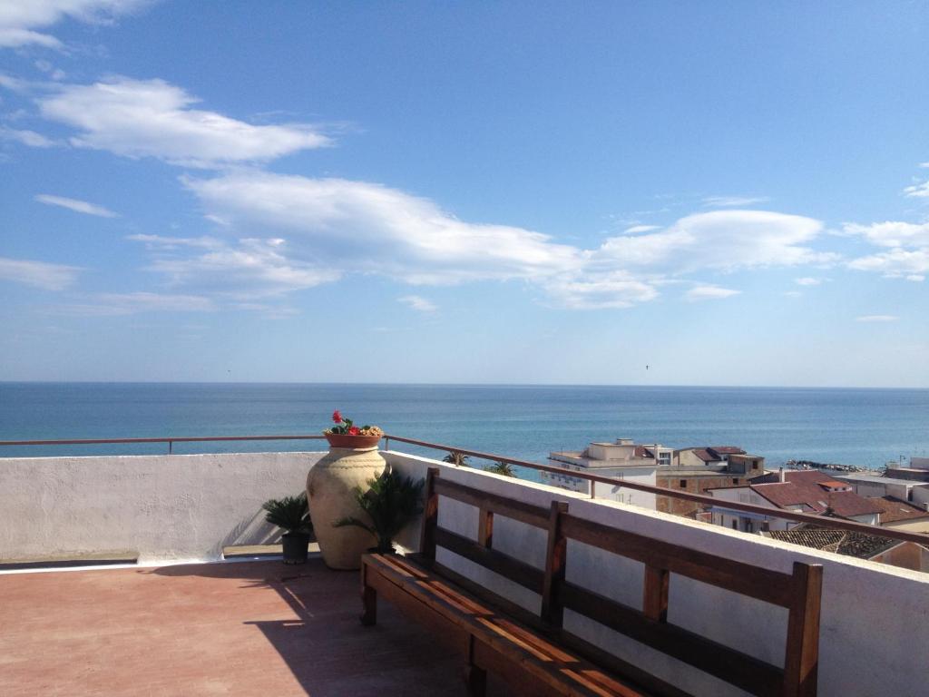 Hotel Mediterraneo Roccella Ionica Buitenkant foto