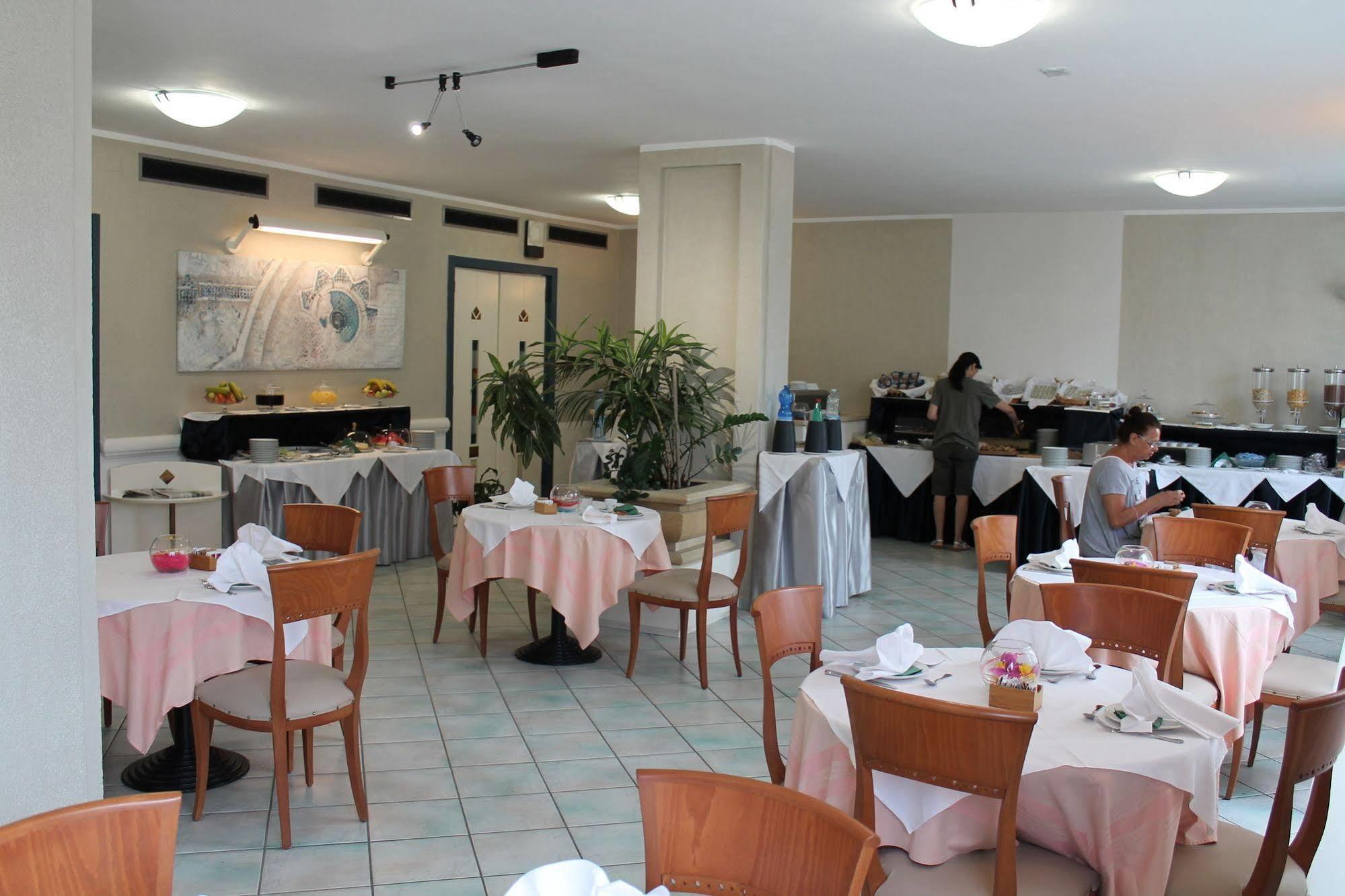 Hotel Mediterraneo Roccella Ionica Buitenkant foto