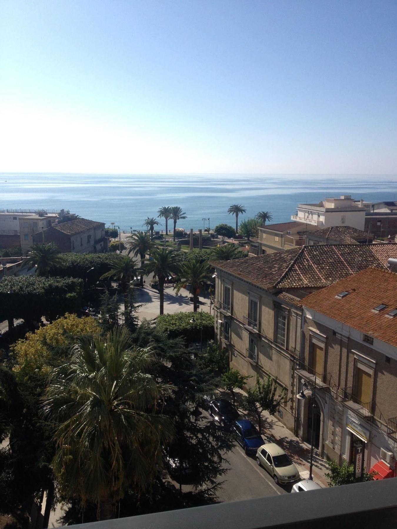 Hotel Mediterraneo Roccella Ionica Buitenkant foto