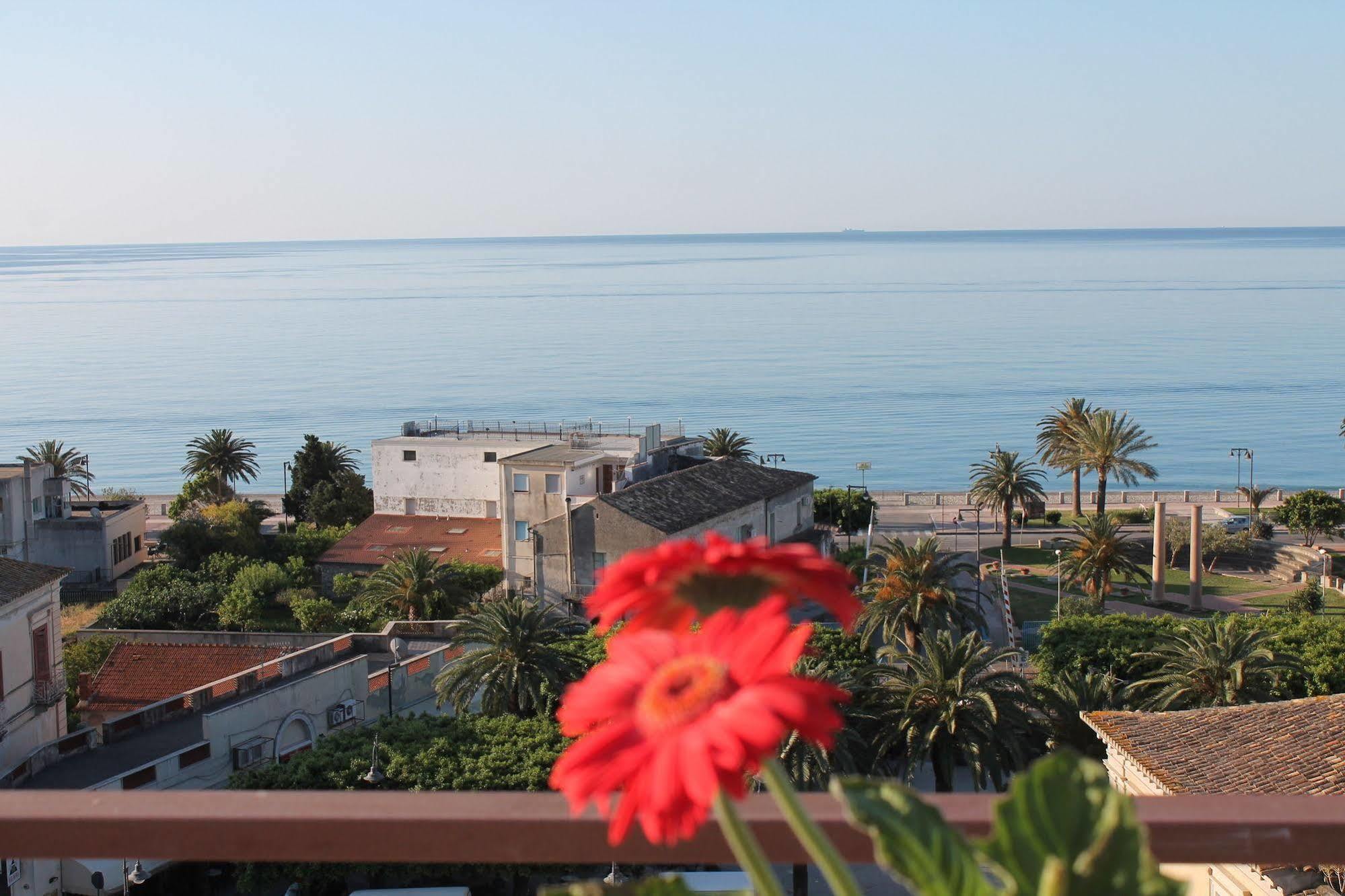 Hotel Mediterraneo Roccella Ionica Buitenkant foto